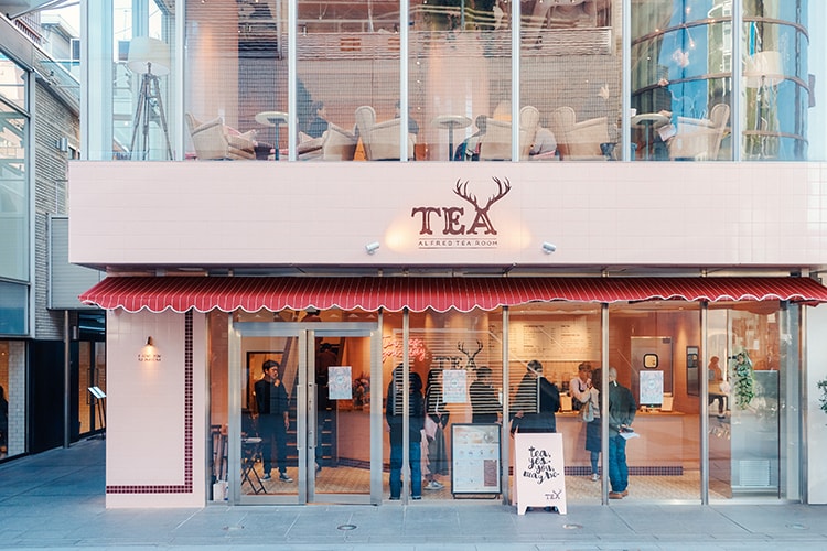 L.Aで話題の「ALFRED TEA ROOM」が日本初上陸。 ピンクに彩られたお店に、女優・桃生亜希子さん親子が訪れました。