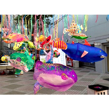 子どもの日の思い出に！朝倉弘平 個展ワークショップ「風に泳ぐ魚を作ろう」