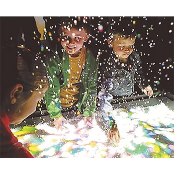 SNS映え間違いなし！「魔法の美術館 光と遊ぶ、真夏のワンダーランド」⼭梨県⽴美術館で開催