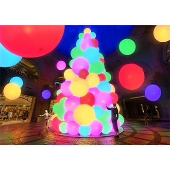 〈チームラボ〉によるインタラクティブな光のツリー「呼応する生命の樹」がお台場ヴィーナスフォートに登場！