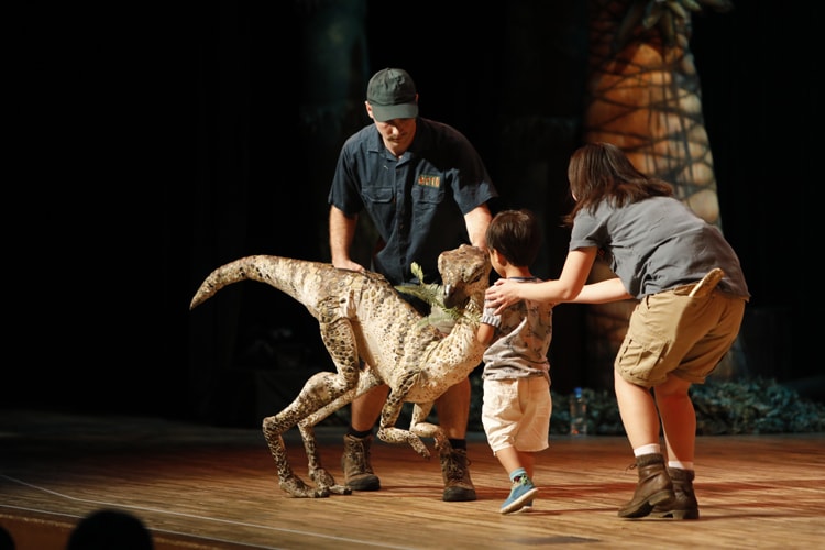 見て・触れて・学べる体験型ショー「恐竜どうぶつ園 2019」