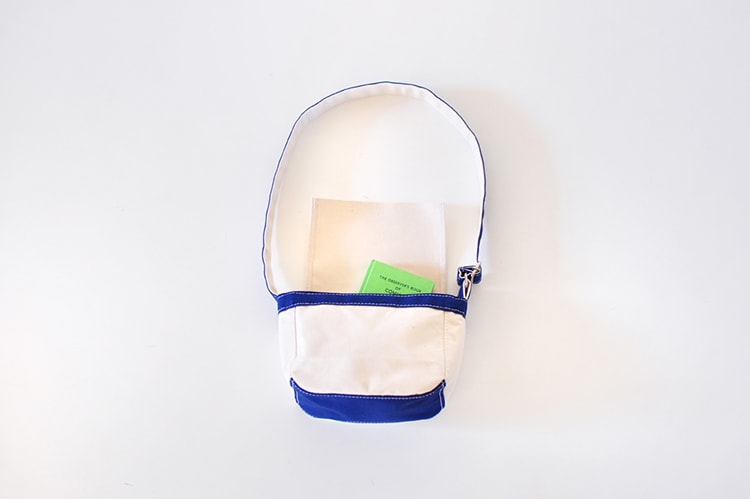 シンプルなデザイン〈TEMBEA〉のショルダーバッグ「TOY BAG」使用イメージ画像