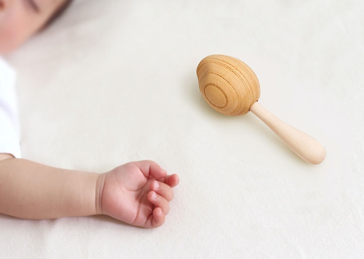 ファーストトイにおすすめ。赤ちゃん喜ぶ〈木製知育玩具〉10選 | Fasu