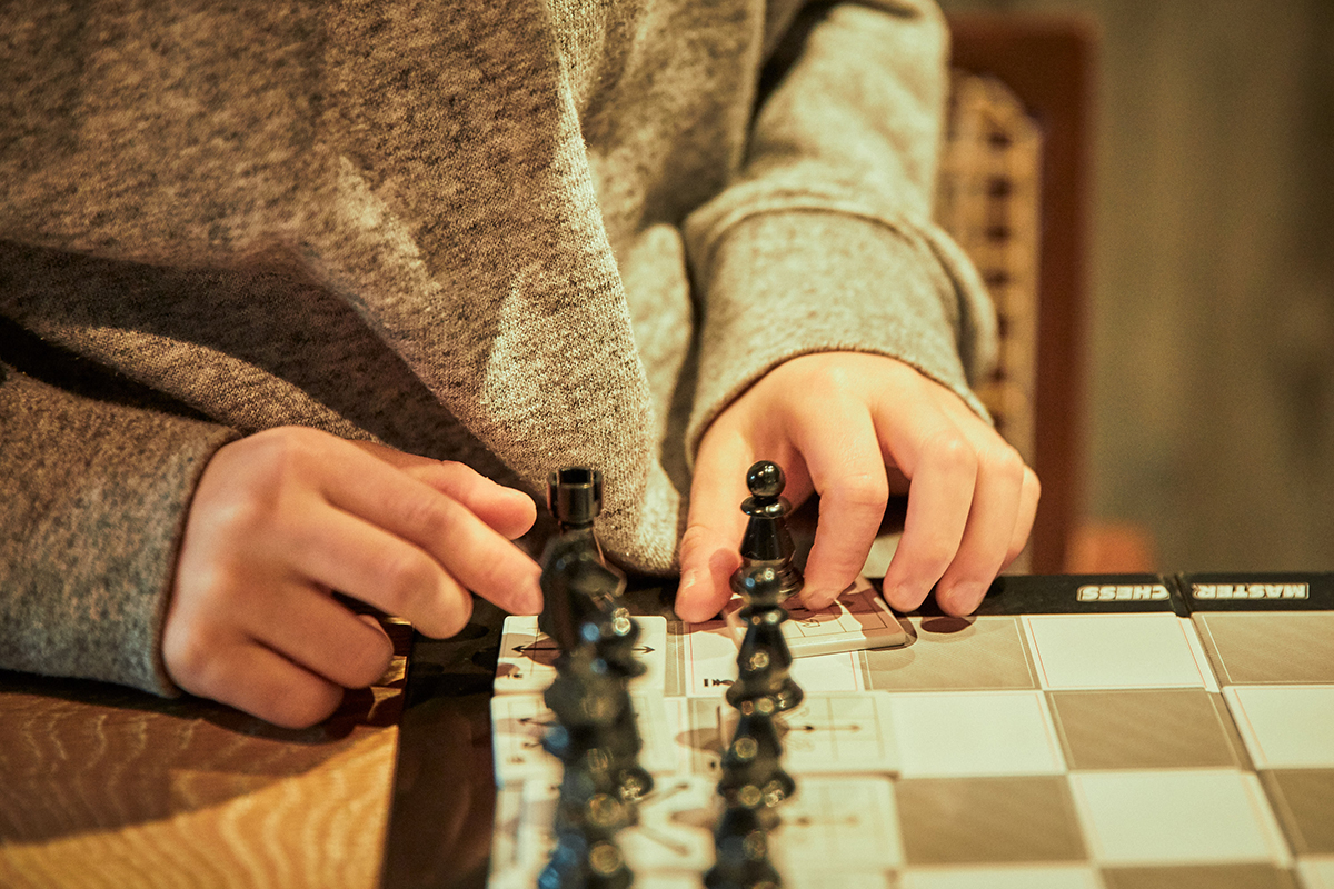 「特にチェスは海外の人とも遊べる世界共通のゲームなので自分も覚えたくて、親子でよくやっています。1回のゲームに30分くらいかかるのでゆっくり一緒の時間を過ごせます」。息子さんはすっかりチェスをマスターしていて、取材スタッフに手ほどきをしてくれた。
 
