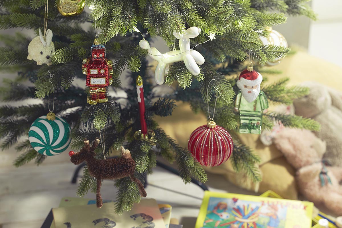 まだ間に合う！子どもウケも抜群なカラフル＆ポップなクリスマスツリーの飾り方｜クリスマス直前準備  Fasu [ファス]