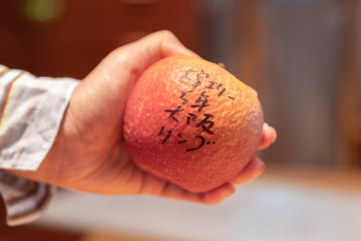 ８月の授業「名刺を作ろう」では、子供たちの中にある「名刺＝白い紙に肩書きが書かれているもの」という固定概念を取り払いたいと、大宮さん自らがりんごの名刺を作成し紹介したそう。
