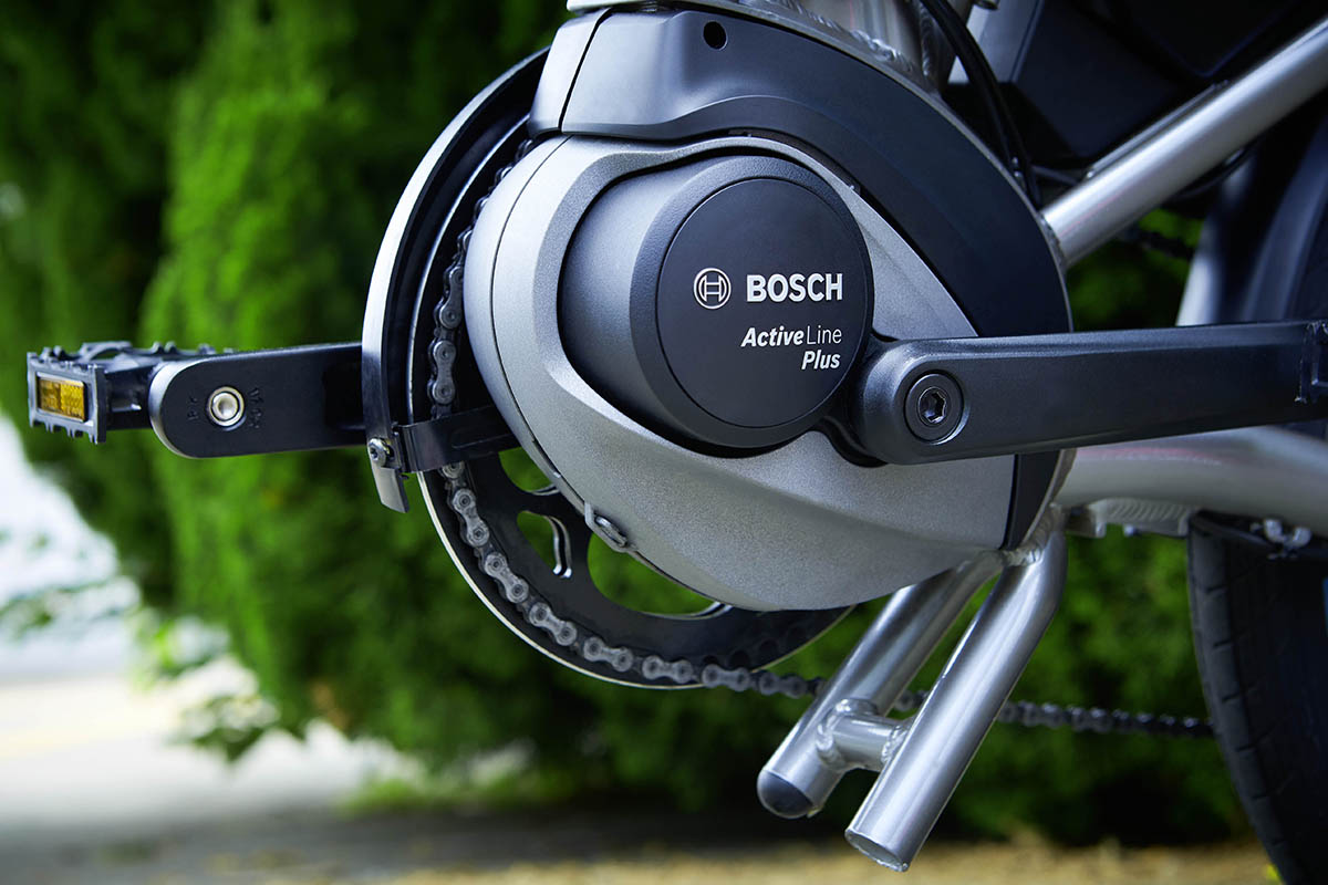 BOSCHのバッテリーは最大100kmの距離をアシスト。付属する充電器は約800gで、家庭用電源プラグ約1.5時間で50％の充電が可能だ。
